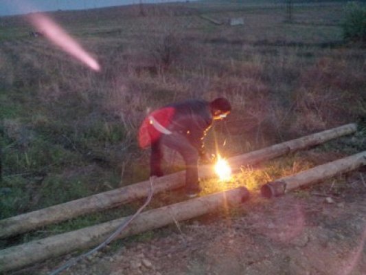 Prinşi de jandarmi în timp ce furau o conductă metalică aparţinând Fruvimed